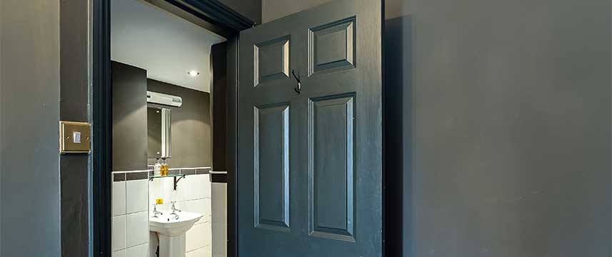 Lamb and Lion  Inn Executive Bathroom